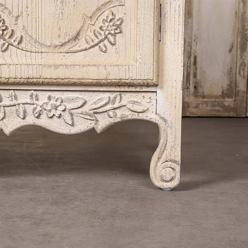 Armoires en bois sculpté