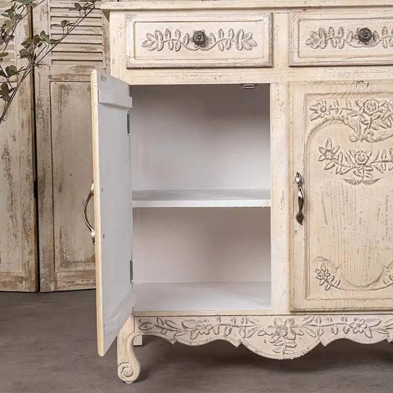 Armoires en bois sculpté