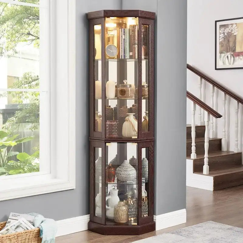Elegante vitrina de esquina con luces integradas, ideal para exhibir objetos de colección, cristalería o decoración.
