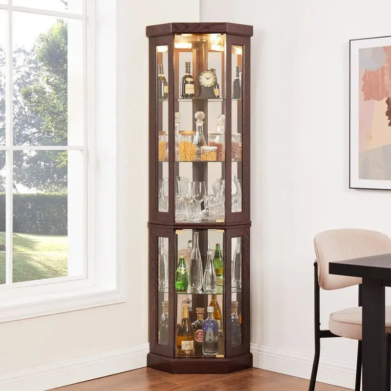 Élégante vitrine d’angle avec éclairage intégré, idéale pour mettre en valeur des objets de collection, de la verrerie ou des décorations.
