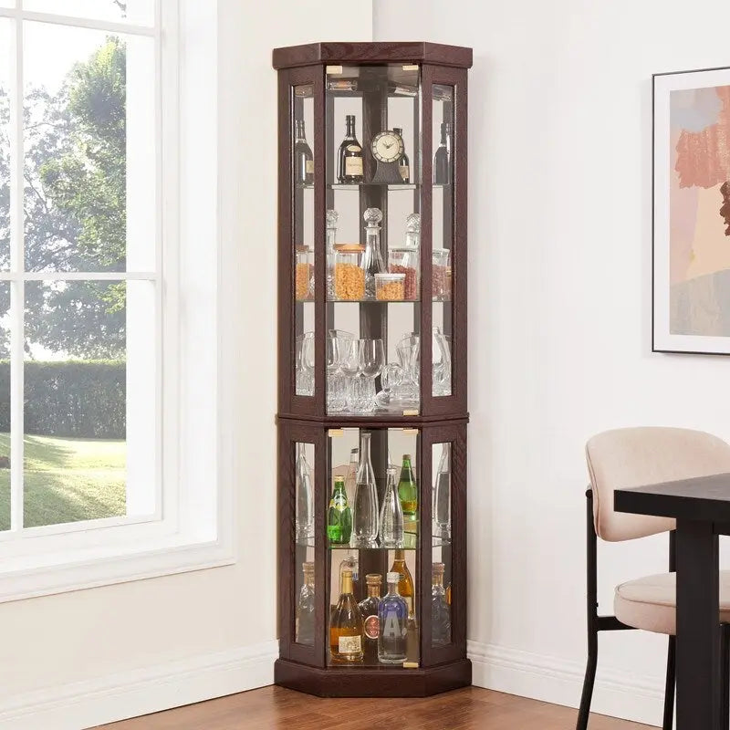 Elegante vitrina de esquina con luces integradas, ideal para exhibir objetos de colección, cristalería o decoración.