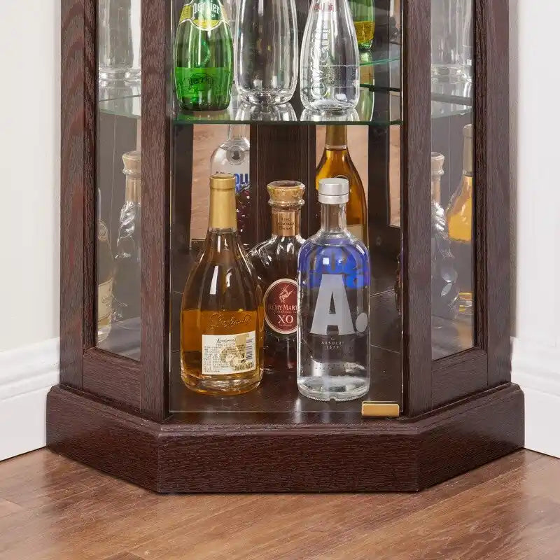 Elegante vitrina de esquina con luces integradas, ideal para exhibir objetos de colección, cristalería o decoración.