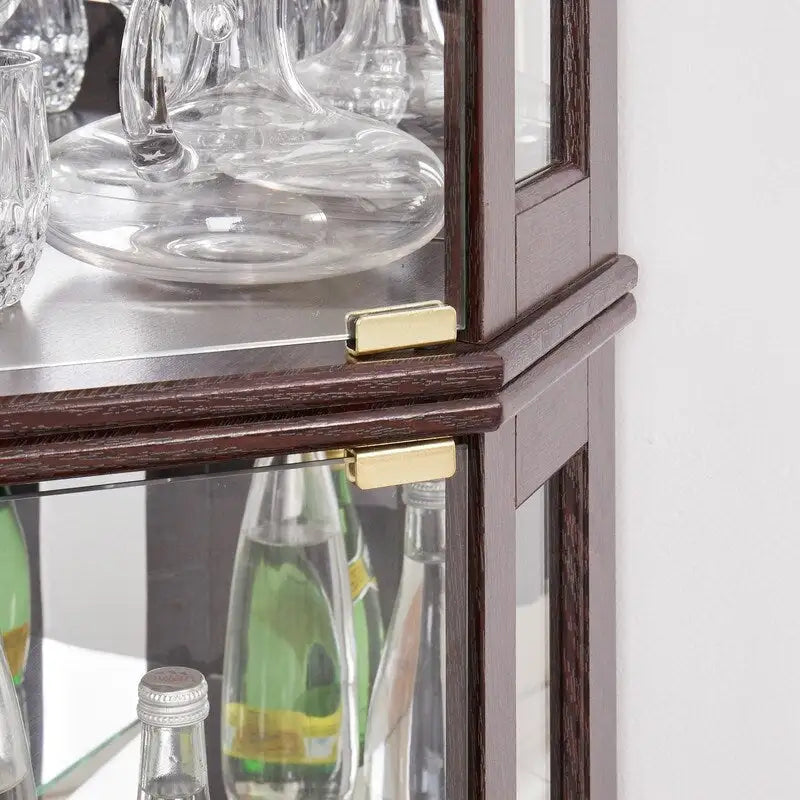 Elegante vitrina de esquina con luces integradas, ideal para exhibir objetos de colección, cristalería o decoración.