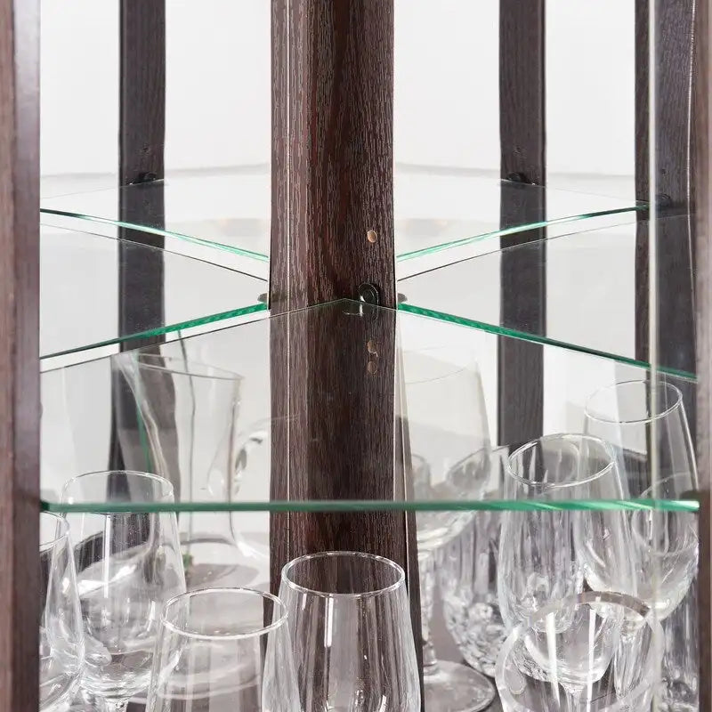 Elegante vitrina de esquina con luces integradas, ideal para exhibir objetos de colección, cristalería o decoración.