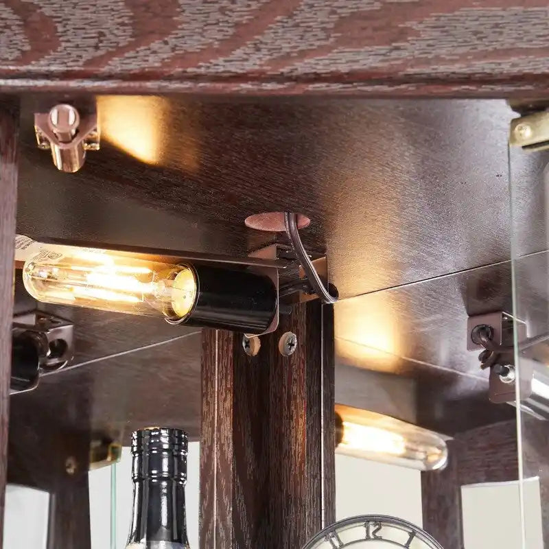 Elegante vitrina de esquina con luces integradas, ideal para exhibir objetos de colección, cristalería o decoración.