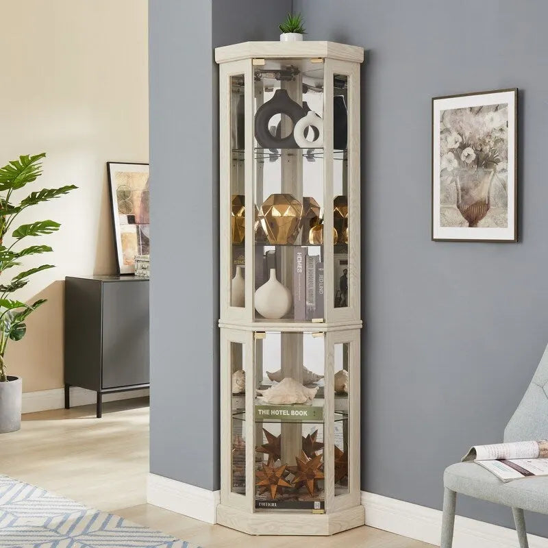 Elegante vitrina de esquina con luces integradas, ideal para exhibir objetos de colección, cristalería o decoración.