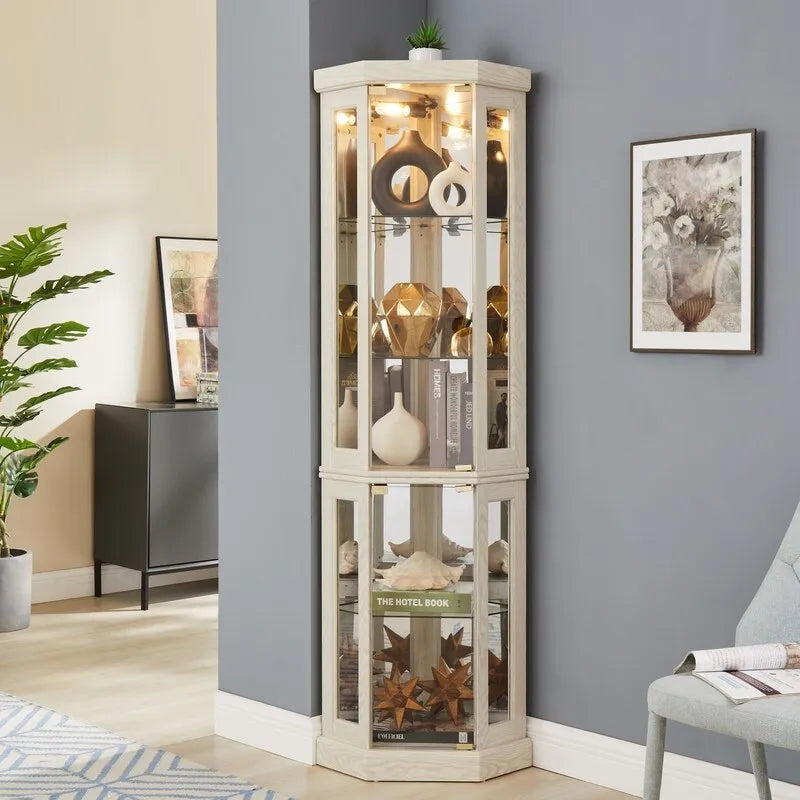 Elegante vitrina de esquina con luces integradas, ideal para exhibir objetos de colección, cristalería o decoración.