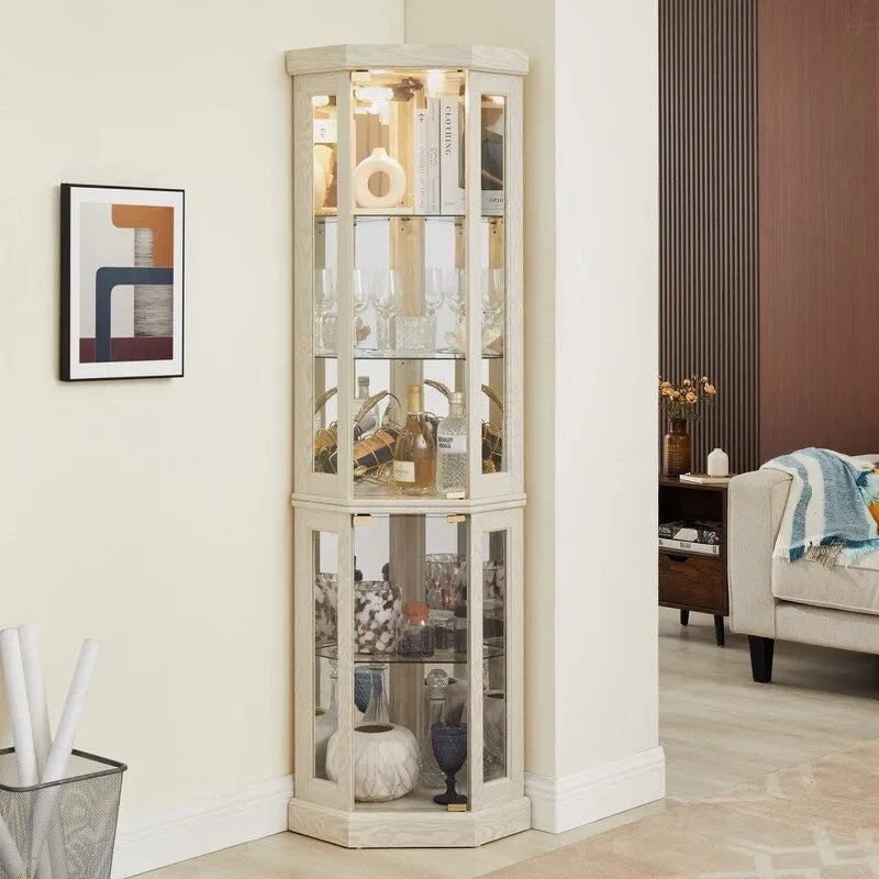 Elegante vitrina de esquina con luces integradas, ideal para exhibir objetos de colección, cristalería o decoración.