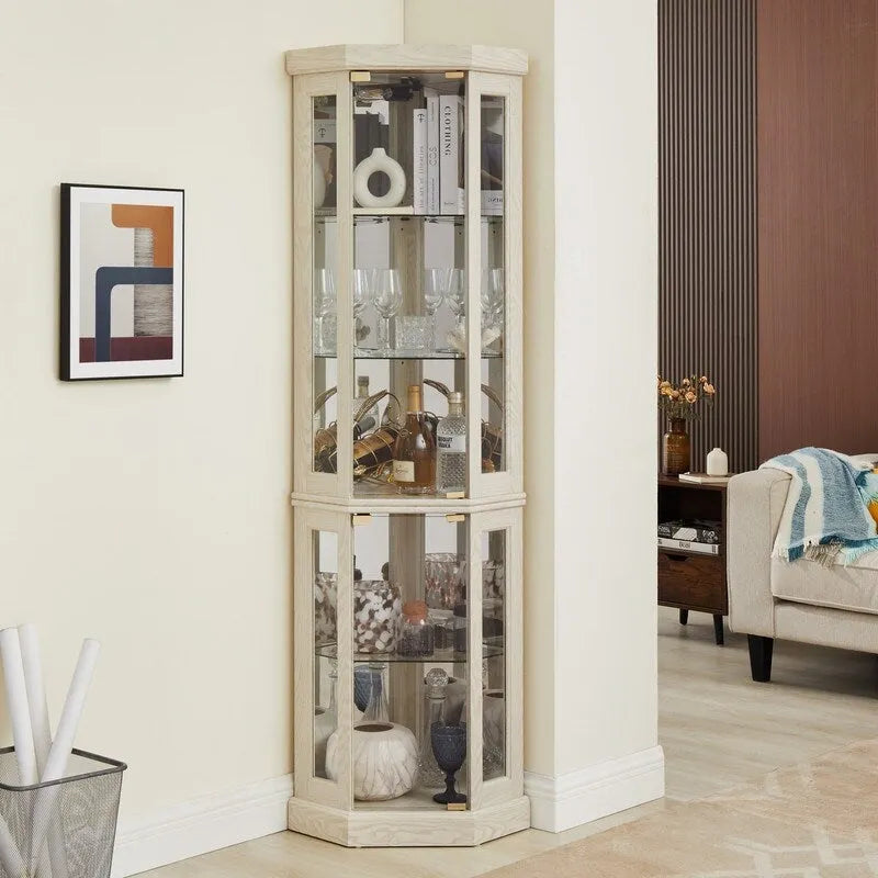 Elegante vitrina de esquina con luces integradas, ideal para exhibir objetos de colección, cristalería o decoración.