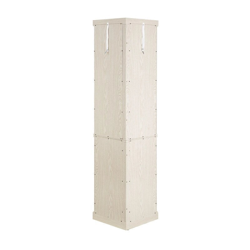 Elegante vitrina de esquina con luces integradas, ideal para exhibir objetos de colección, cristalería o decoración.