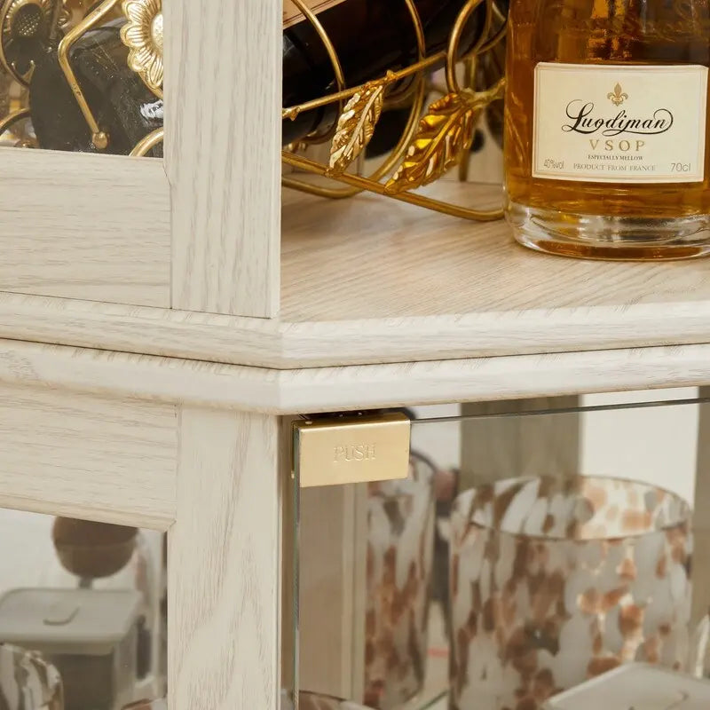 Elegante vitrina de esquina con luces integradas, ideal para exhibir objetos de colección, cristalería o decoración.