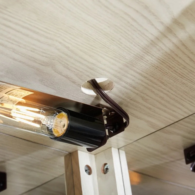 Elegante vitrina de esquina con luces integradas, ideal para exhibir objetos de colección, cristalería o decoración.
