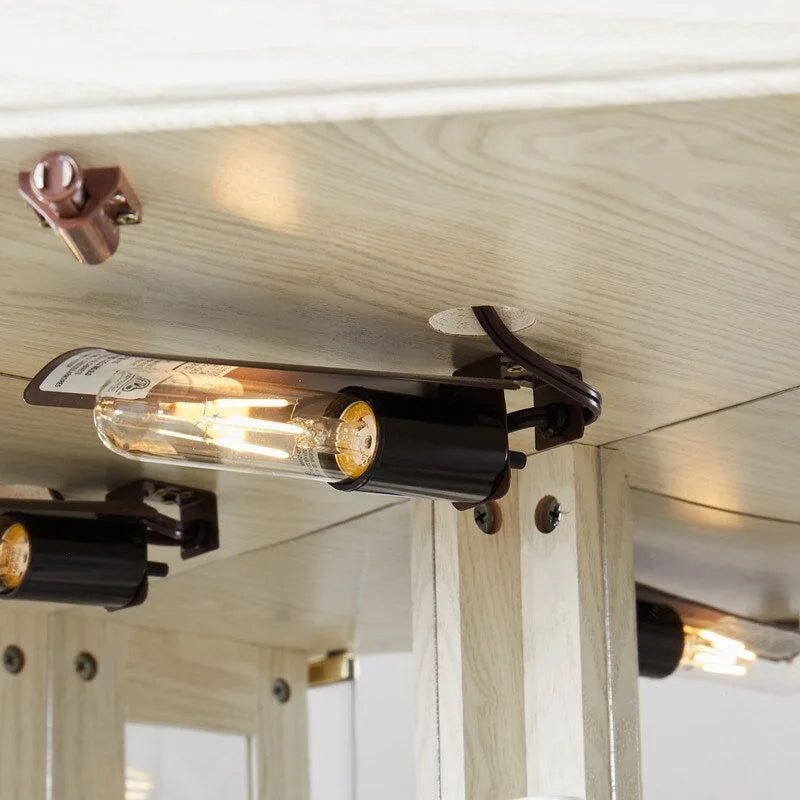 Elegante vitrina de esquina con luces integradas, ideal para exhibir objetos de colección, cristalería o decoración.