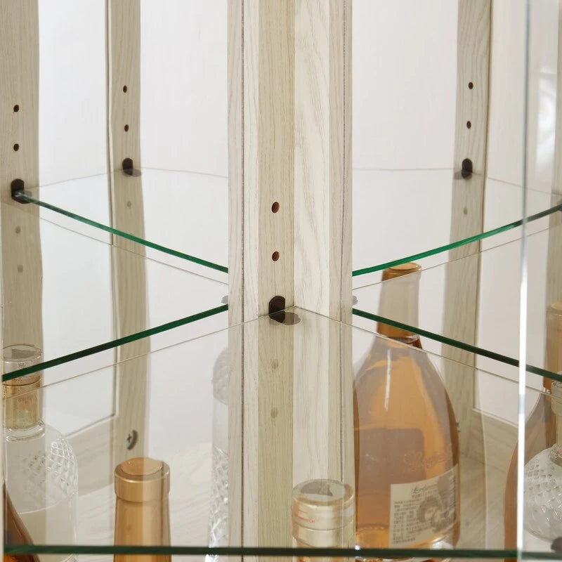 Elegante vitrina de esquina con luces integradas, ideal para exhibir objetos de colección, cristalería o decoración.