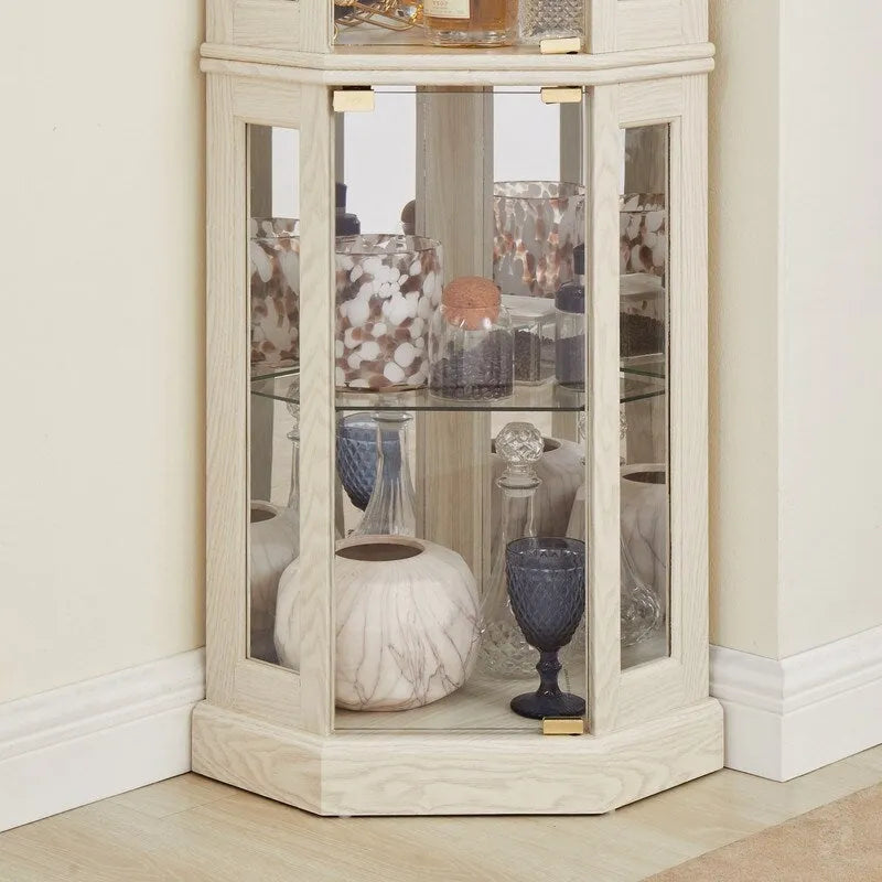 Elegante vitrina de esquina con luces integradas, ideal para exhibir objetos de colección, cristalería o decoración.