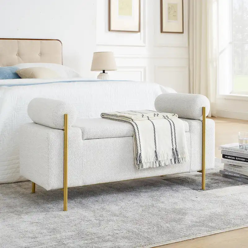 Élégant banc de rangement rembourré avec accoudoirs cylindriques et pieds en fer